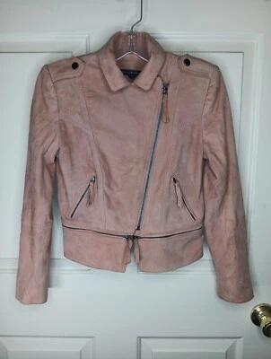 Chaqueta de moto White House Black Market XSP color rosa rubor gamuza mantecosa dobladillo extraíble Foto 1 de 4