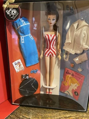 JUEGO DE REGALO BARBIE ROJO BLANCO Y HERMOSO L.E. 1.500 *FIRMADO* POR BILL GREENING Foto 1 de 4