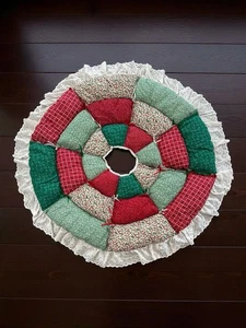 Vintage Hand Made 1970s Quilted Christmas Puffy Tree Skirt Gift Eyelet Lace 45" - Picture 1 of 6