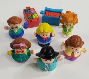 Lote mixto de 7 figuras de Fisher Price ""Little People"" y contenedor de frutas - Imagen 1 de 10