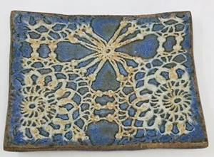 Kunst Keramik handgefertigtes Spitzendesign blau mit weiß, Rostkerze, Schmuckschüssel 7 Zoll - Bild 1 von 8