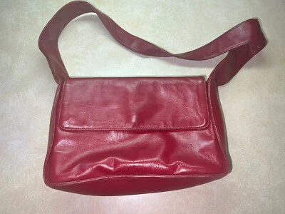 Cartera cuadrada mediana de cuero roja estatal para mujer Bolso de hombro Cierre de cremallera Foto 1 de 4