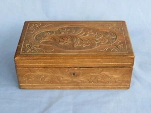 Vintage/Antico?? Scatola in legno chiudibile a mano con disegno floreale e foglia - Foto 1 di 12