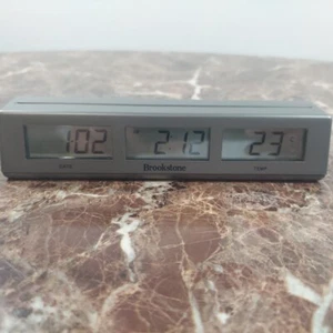 Brookstone Orologio da Scrivania Vintage Termometro e Targa/Insegna Digitale SPEDIZIONE VELOCE! - Foto 1 di 7