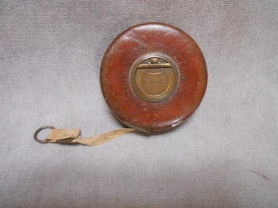 Ancien Mètre ruban en Cuir  Anglais  10 M rare collection marqué 9 cm D - Photo 1/4