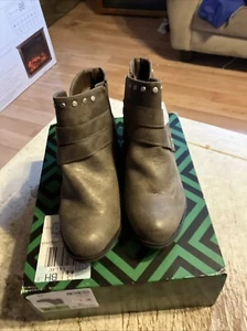 ANA Shoes - Picture 1 of 8