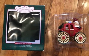 1988 HALLMARK ORNAMENT HERE COMES SANTA KRINGLE COACH - Foto 1 di 6
