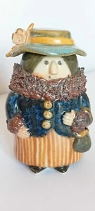 LORRAINE HERMAN KANADA KERAMIK FIGUR ALTE FRAU GROSSE MÜTZE SCHAL BLAU JACKE M5 - Bild 1 von 5