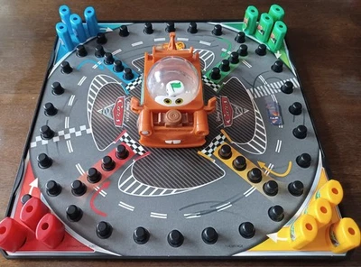 Hasbro Disney Pixar Cars 2 Pop-O-Matic Trouble Game con Mater, falta solo 1 pieza Foto 1 de 4
