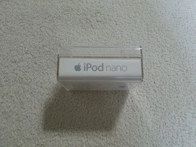Apple iPod Nano 4 GB Plateado A1236 SOLO EN CAJA con Insertos de Papel Foto 1 de 4