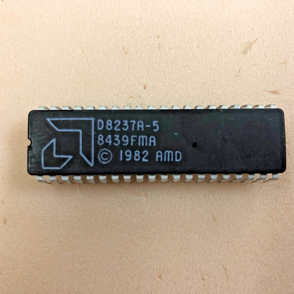 AMD D8237A-5  DMA CONTROLLER CERAMIC Foto 1 de 1