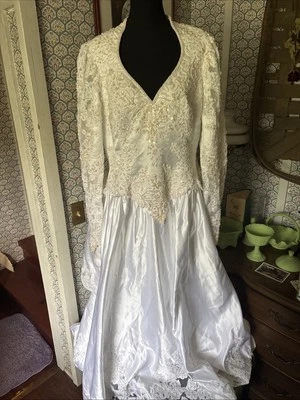 Vestido de novia vintage blanco satinado con cuentas manga larga, dobladillo alto/bajo, cremallera trasera Foto 1 de 4