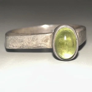 Oval Cabochon Paridot Set Petite Sterling Ring Size 6 (2.8g) - Picture 1 of 10