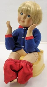 *R2) 1992 Danbury Mint Brian Potty All Grown Up Porzellanpuppe von Elke Hutchens - Bild 1 von 11