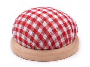 COJÍN AGUJA CON SUELO DE MADERA ROJO-BLANCO - Imagen 1 de 1