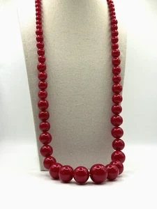 Collana di perle a sfera acriliche rotonde graduate rosso ciliegia 30 pollici - Foto 1 di 19