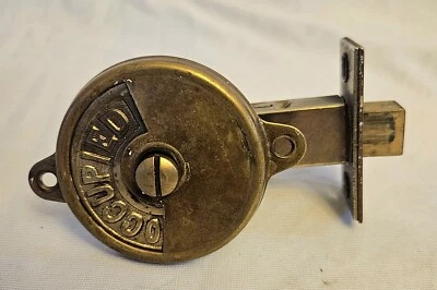 JUEGO DE CERRADURA DE PUERTA DE INODORO VINTAGE VICTORIANO DE LATÓN OCUPADO/ABIERTO DE EDIFICIO DE NYC Foto 1 de 4