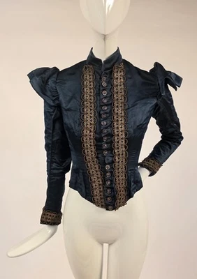 CUERPO VICTORIANO DE SATÉN DE SEDA DE LOS AÑOS 1890 CON DETALLE DE TRENZA COJA DORADA METALIZADA Foto 1 de 4