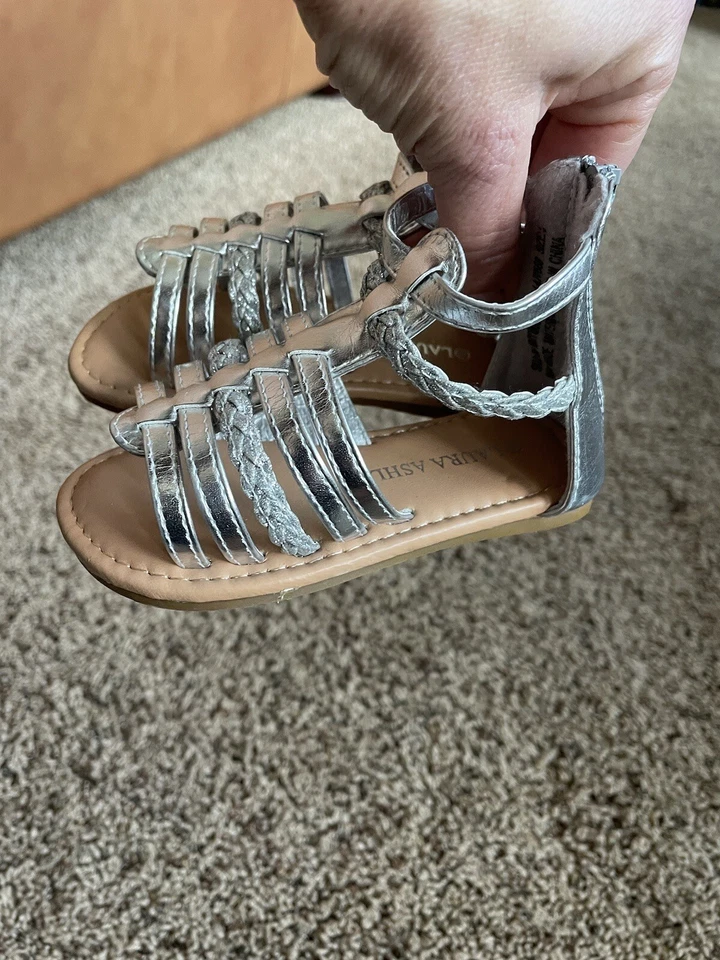 Laura Ashley niña talla 5 sandalias plateadas con cremallera trasera y tiras. Lindo, excelente estado Foto 1 de 4