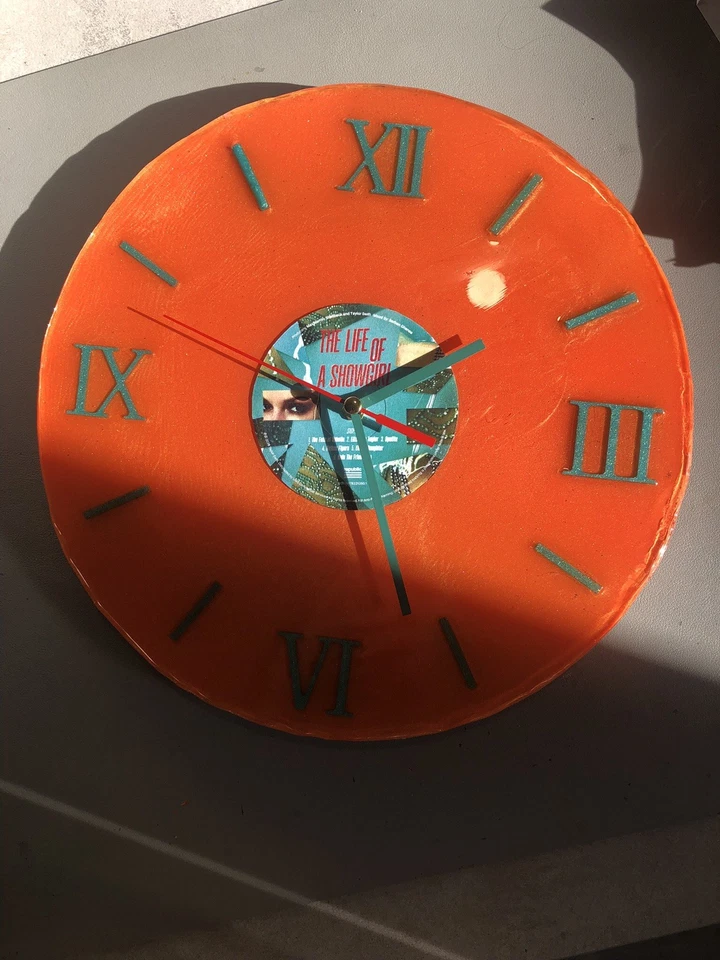 Taylor Swift –  Vinyl Clock The Life Of A Showgirl Portofino Orange Glitter - Immagine 1 di 4