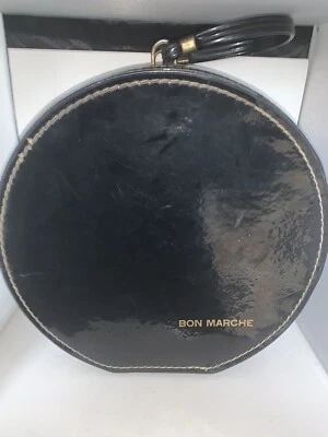 Caja de sombrero redonda vintage de charol sintético negro Bon Marche, Eugene Oregon Foto 1 de 4