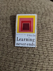 Alfiler de solapa esmalte coleccionable estilo estampilla de 15 centavos de EE. UU. - Imagen 1 de 2