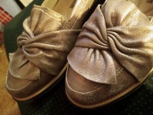 GREAT Designer Clark/Metalic Gold/Womans Preowned Sz.8/Loafers Bows+Slight Heels