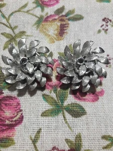 LISNER Vintage Silver Tone Rhinestone Flower Clip Earrings Vintage - Picture 1 of 7