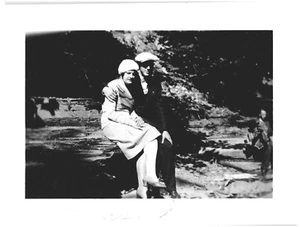 PAAR AUS ROCHESTER, WATKINS GLEN, NY, 1928.VTG 3,8" x 2,8" FOTO*X1/3 - Bild 1 von 2