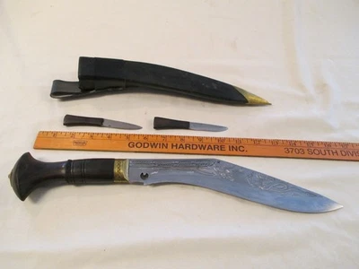 Cuchillo Khukuri grabado de 11 pulgadas con funda de cuero y latón y cuchillos utilitarios. Nepal F8 Foto 1 de 4