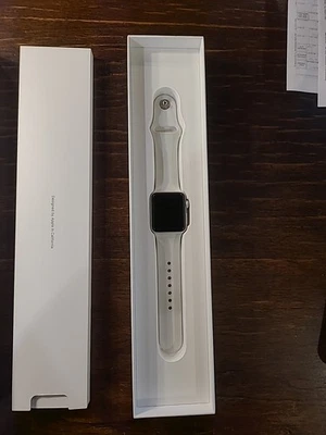 Apple Watch Series 3 38mm Cassa Grigio Siderale in Alluminio, Cinturino in... - Immagine 1 di 4