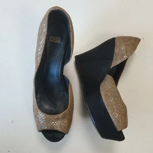 UGG Toura Gr. 8 Peeptoe mit Keilplateau und Metallic/Leoparden Animalprint - Bild 1 von 8