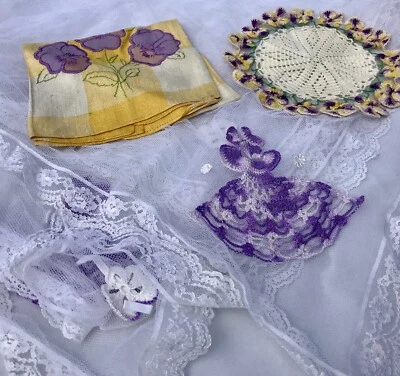 Toalha de mesa vintage anos 60 feita à mão de linho crochê renda roxa maricas casamento boho MCM - Imagem 1 de 4