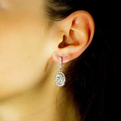 Pendientes de novia con diamantes de imitación de plata con forma ovalada rodeados de mini piedras  Foto 1 de 4