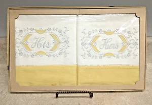 Vintage Set Paar His & Hers Kissenbezüge Maisgelb Bestickt Hochzeit Neu in Verpackung - Bild 1 von 6