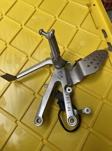 2004 -06YAMAHA YZF R1 RIGHT FRONT FOOT REST PEG STEP (Mike) - Picture 1 of 7