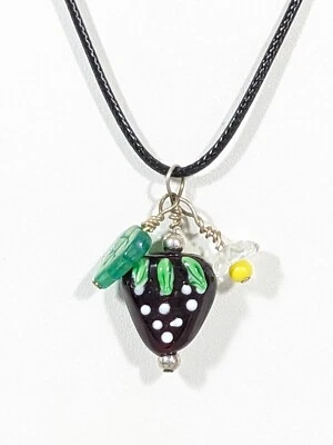 Collar de cordón negro colgante rojo verde hoja de fresa de vidrio artístico 19 pulgadas Foto 1 de 4