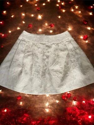 Saia Jennifer Lopez plissada linha A fio dourado e bege creme tamanho 8 - Imagem 1 de 2