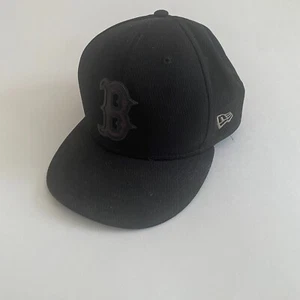 Cappello Boston Red Sox All Black New Era Taglia 7,5 Collezione Autentica - Foto 1 di 11