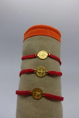 Pulseira x12 cabala macramê corda vermelha medalha banhada a ouro ródio São Benito - Imagem 1 de 4