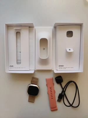 FITBIT Versa 4 Smartwatch Pink Sand / Copper Rose - Bild 1 von 4