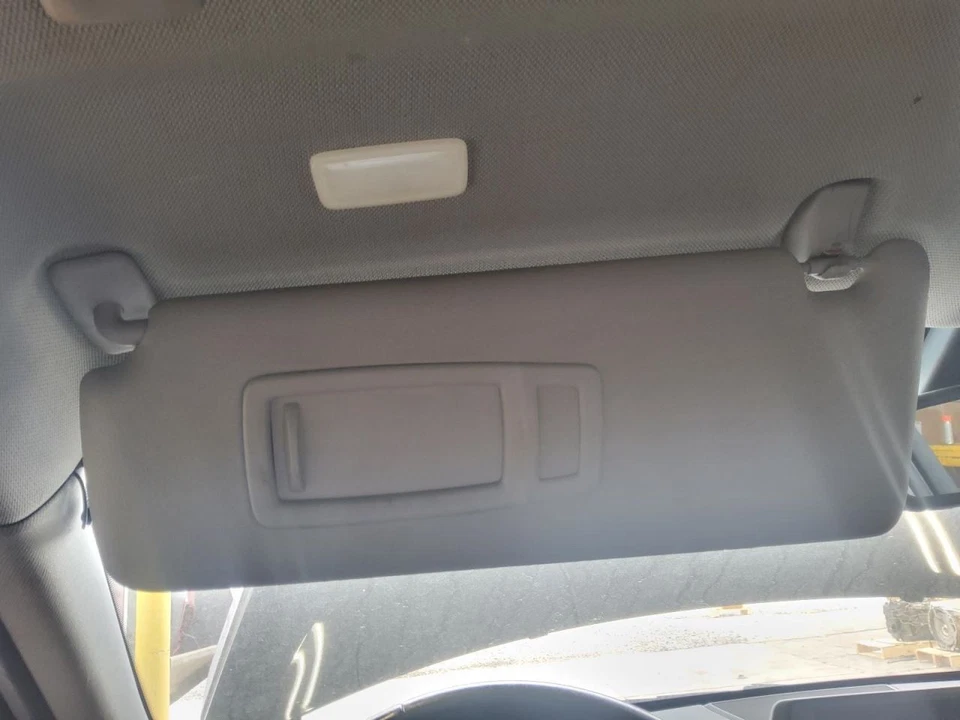 司机左遮阳板适用于 12-18 宝马 320i 561684 — 第 1/1 张图片