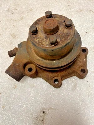 USED ORIGINAL 1954-55 ST SERIES CHEVY TRUCK CORE WATER PUMP 3/8 PULLEY - Image 1 of 2