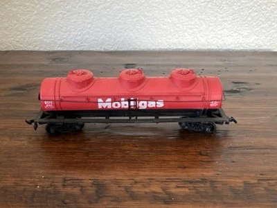 HO Scale - Mobil Gas - 40' 3 Dome Tank Car + Wgt # 2387 - Image 1 of 4