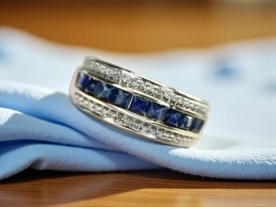 Anillo de oro blanco de 14 quilates con zafiro azul y banda creado en laboratorio para hombre Foto 1 de 4