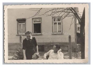 Familie im Frühling Garten Baum Wohnhaus - Atles Foto - Picture 1 of 2