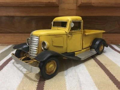 Camioneta de juguete Ford Chevy amarilla tienda coque gasóleo estilo vintage decoración de pared Foto 1 de 4