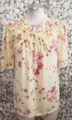 Top Cato Talla XS Floral Amarillo Rosa Volantes Corbata Cuello en V Manga Corta Romántico Foto 1 de 4