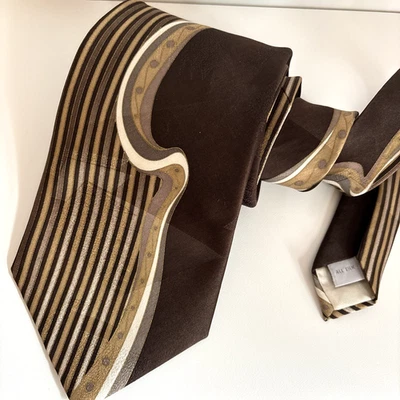 Gravata masculina vintage anos 70 Pierre Cardin seda marrom listra redemoinho 4x60” Groovy - Imagem 1 de 4