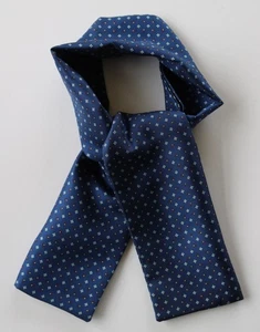 Corbata de seda. Azul geométrico 7,5" x 40". Hecho a mano - Imagen 1 de 1